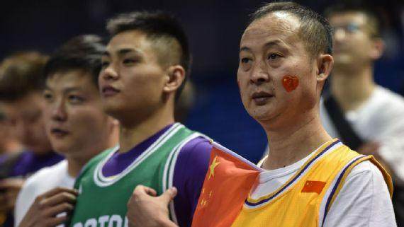 美国记者眼中的中国赛:很多人手拿国旗 气氛不错